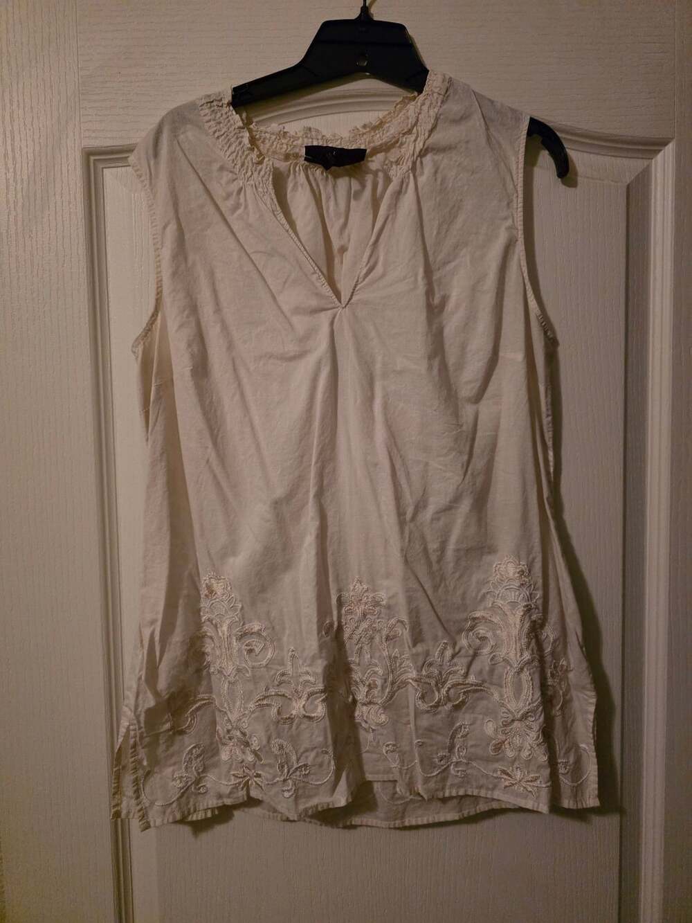 Dana Buchman Ivory Sleeveless Blouse Tank Top with Embroidered Hem Large